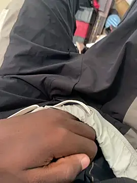 Snapshot of long-d220 chatting on February 4, 2026, 7:47 am long-d220 online show from February 4, 2026, 7:47 am