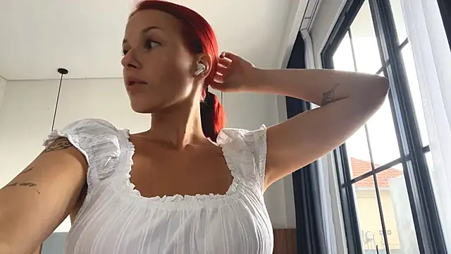 Sarahredhair online show from February 5, 2026, 7:13 am