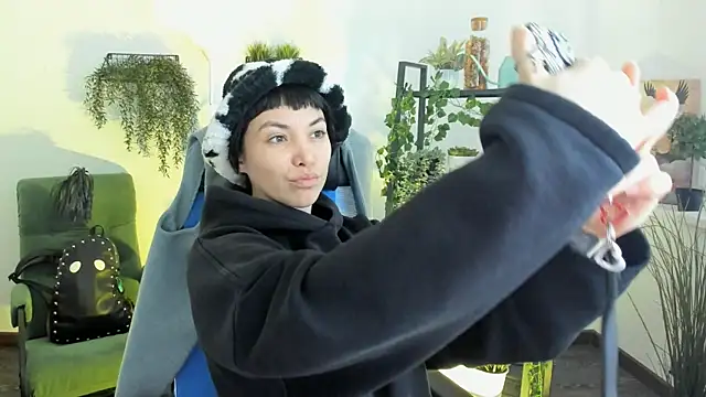 Snapshot of NeoGeisha chatting on May 11, 2026, 1:06 pm NeoGeisha online show from May 11, 2026, 1:06 pm