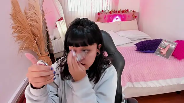 Snapshot of Nahemot_sadish chatting on April 1, 2026, 12:28 pm Nahemot sadish online show from April 1, 2026, 12:28 pm