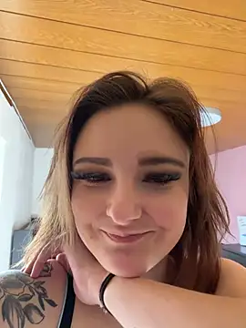 ViviLuu online show from March 10, 2026, 1:05 pm