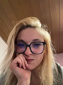 Snapshot of ViviLuu chatting on May 21, 2026, 8:27 pm ViviLuu online show from May 21, 2026, 8:27 pm