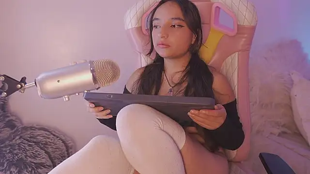  emily jonexs online show from June 14, 2026, 2:24 am