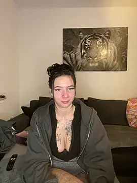 zoeelovee online show from February 9, 2026, 6:34 pm