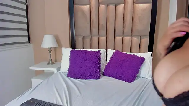 Zoe Weet online show from February 9, 2026, 8:02 pm