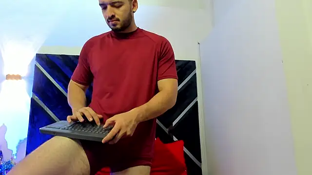 Logan Wolf-js online show from July 21, 2026, 8:33 pm