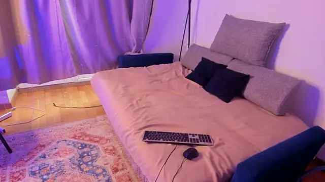 Snapshot of CalmFever chatting on February 12, 2026, 12:33 pm CalmFever online show from February 12, 2026, 12:33 pm