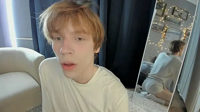 Snapshot of CalmFever chatting on April 10, 2026, 8:57 pm CalmFever online show from April 10, 2026, 8:57 pm