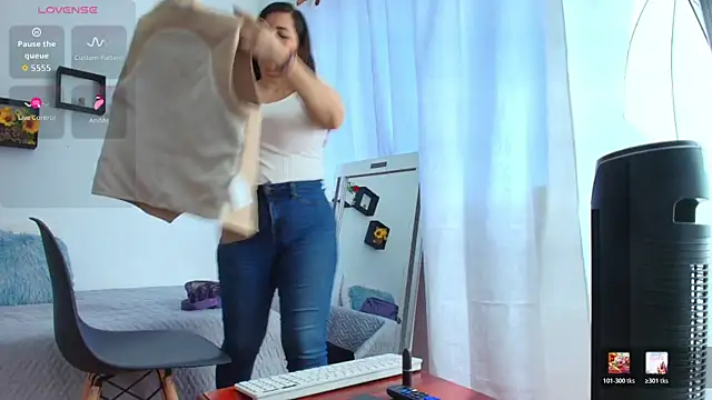 Sophie Tyler online show from June 26, 2026, 1:59 pm
