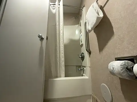 Goldie Glows63 online show from April 1, 2026, 5:08 am