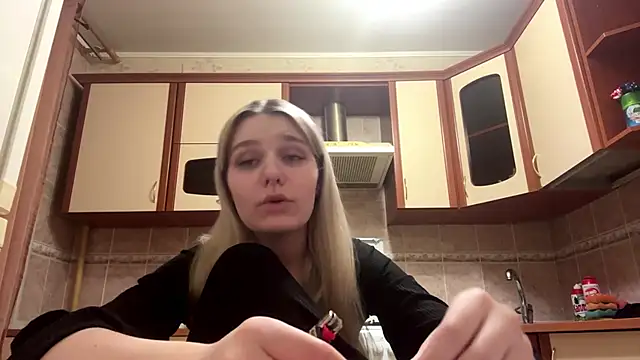 MiaBerlateen online show from February 23, 2026, 7:00 pm