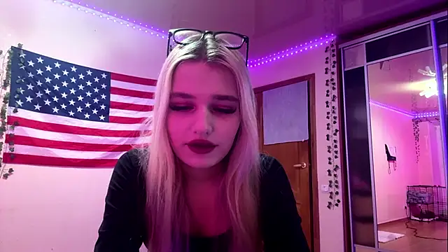 MiaBerlateen online show from March 8, 2026, 7:06 pm