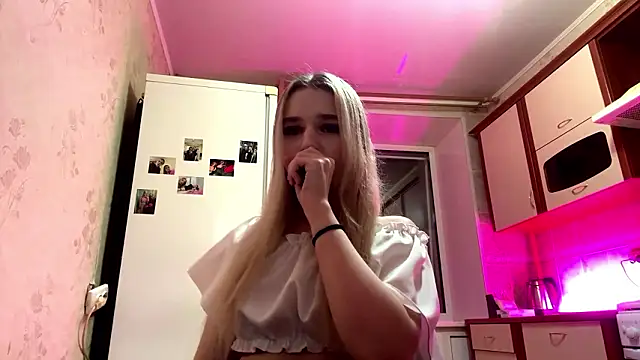 MiaBerlateen online show from March 10, 2026, 7:41 pm