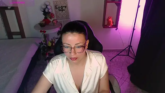 Snapshot of QueenRose94 chatting on March 30, 2026, 12:39 pm QueenRose94 online show from March 30, 2026, 12:39 pm