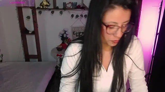 Snapshot of QueenRose94 chatting on March 31, 2026, 1:22 pm QueenRose94 online show from March 31, 2026, 1:22 pm