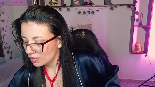 Snapshot of QueenRose94 chatting on April 1, 2026, 1:41 pm QueenRose94 online show from April 1, 2026, 1:41 pm