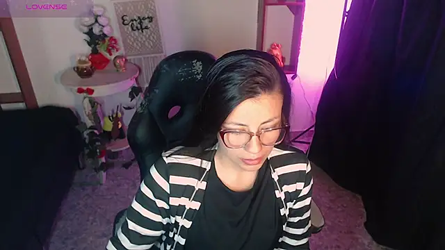 Snapshot of QueenRose94 chatting on April 6, 2026, 11:22 am QueenRose94 online show from April 6, 2026, 11:22 am