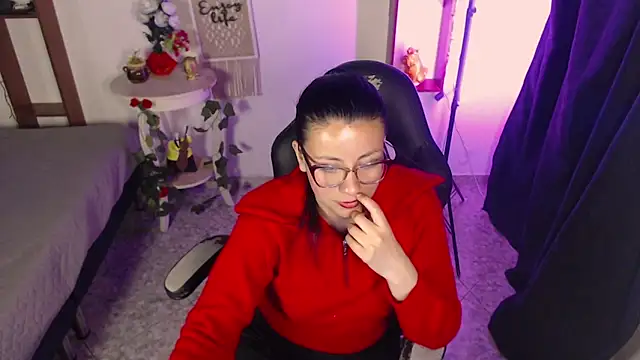 Snapshot of QueenRose94 chatting on April 10, 2026, 1:38 pm QueenRose94 online show from April 10, 2026, 1:38 pm