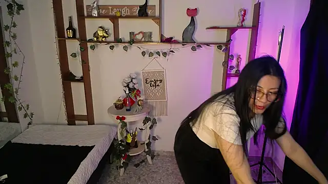 Snapshot of QueenRose94 chatting on April 13, 2026, 12:54 pm QueenRose94 online show from April 13, 2026, 12:54 pm