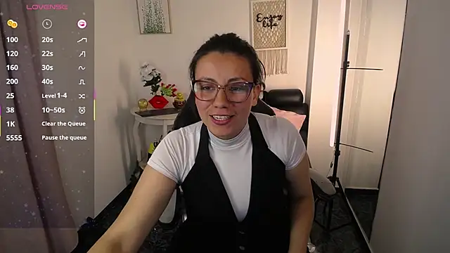 Snapshot of QueenRose94 chatting on April 16, 2026, 2:40 pm QueenRose94 online show from April 16, 2026, 2:40 pm