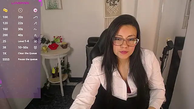 Snapshot of QueenRose94 chatting on April 17, 2026, 1:14 pm QueenRose94 online show from April 17, 2026, 1:14 pm