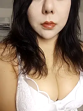 qiqi5201 online show from February 12, 2026, 1:50 pm