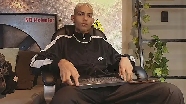 ItsZairen online show from February 17, 2026, 4:20 am