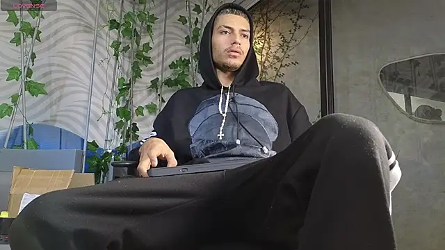 ItsZairen online show from June 12, 2026, 3:27 am