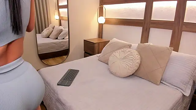 Snapshot of Aurea_Silk chatting on March 4, 2026, 9:21 pm Aurea Silk online show from March 4, 2026, 9:21 pm