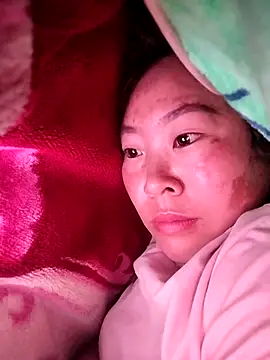 Yiyoongg online show from February 9, 2026, 9:19 pm