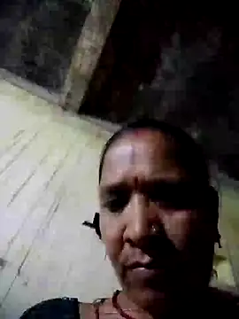 Snapshot of Loomaraj chatting on June 18, 2026, 5:28 pm Loomaraj online show from June 18, 2026, 5:28 pm