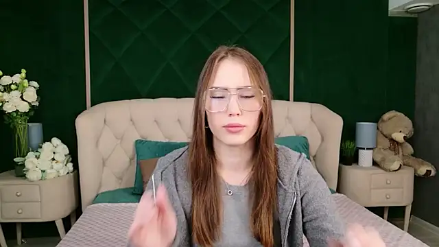 Snapshot of Arielle_Vade chatting on April 22, 2026, 5:10 am Arielle Vade online show from April 22, 2026, 5:10 am