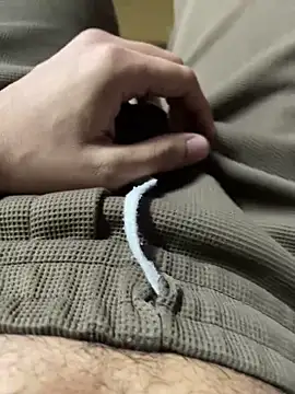 Snapshot of hassuniii chatting on April 3, 2026, 9:35 pm hassuniii online show from April 3, 2026, 9:35 pm