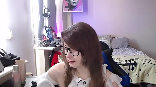 Snapshot of LunaXcherry chatting on April 5, 2026, 8:33 am LunaXcherry online show from April 5, 2026, 8:33 am