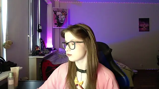 Snapshot of LunaXcherry chatting on April 7, 2026, 4:40 pm LunaXcherry online show from April 7, 2026, 4:40 pm