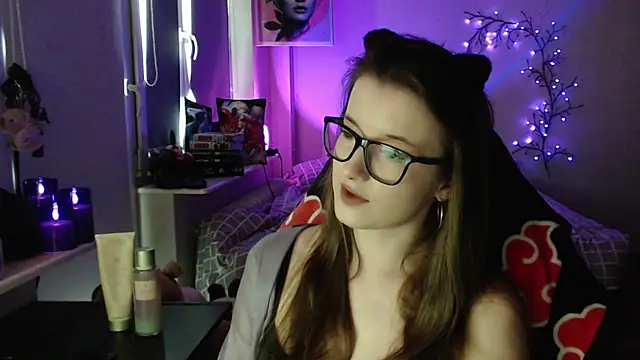 LunaXcherry online show from April 30, 2026, 5:08 pm