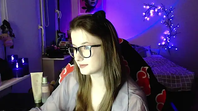 LunaXcherry online show from April 30, 2026, 8:57 pm