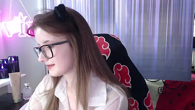 Snapshot of LunaXcherry chatting on June 25, 2026, 4:44 pm LunaXcherry online show from June 25, 2026, 4:44 pm