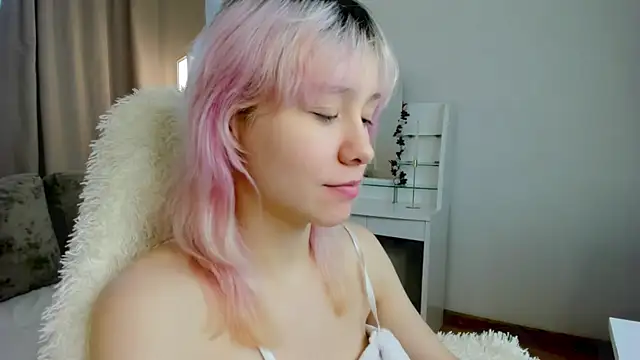 EmilyTrase online show from June 16, 2026, 1:19 am