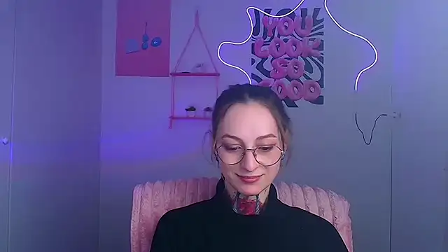 Snapshot of Esmi_Winter chatting on March 8, 2026, 6:28 am Esmi Winter online show from March 8, 2026, 6:28 am