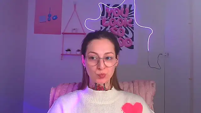 Snapshot of Esmi_Winter chatting on March 20, 2026, 6:35 pm Esmi Winter online show from March 20, 2026, 6:35 pm