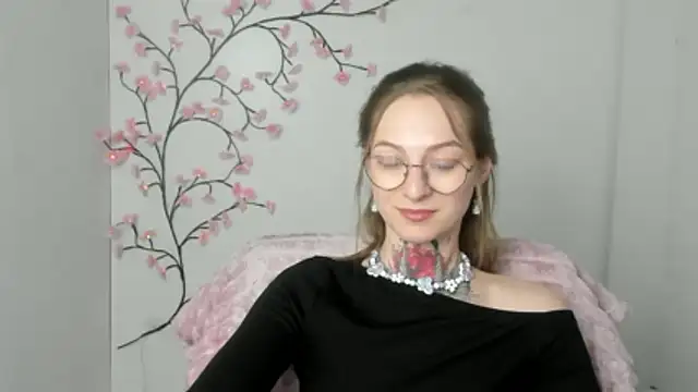 Snapshot of Esmi_Winter chatting on March 26, 2026, 6:46 pm Esmi Winter online show from March 26, 2026, 6:46 pm