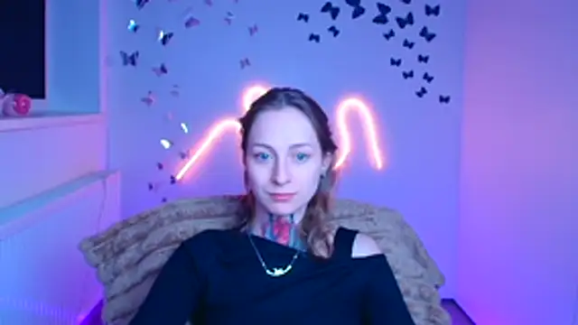 Snapshot of Esmi_Winter chatting on April 1, 2026, 11:33 am Esmi Winter online show from April 1, 2026, 11:33 am