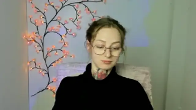 Snapshot of Esmi_Winter chatting on April 3, 2026, 5:55 pm Esmi Winter online show from April 3, 2026, 5:55 pm