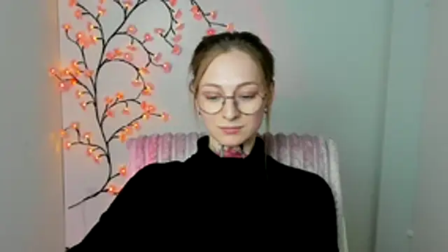 Snapshot of Esmi_Winter chatting on April 7, 2026, 6:52 pm Esmi Winter online show from April 7, 2026, 6:52 pm