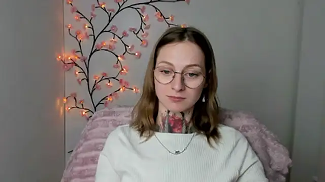 Snapshot of Esmi_Winter chatting on April 14, 2026, 5:30 pm Esmi Winter online show from April 14, 2026, 5:30 pm