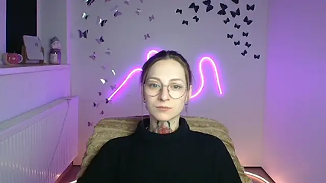 Snapshot of Esmi_Winter chatting on April 15, 2026, 11:28 am Esmi Winter online show from April 15, 2026, 11:28 am