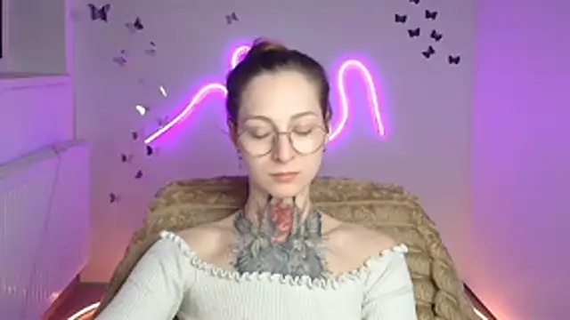 Snapshot of Esmi_Winter chatting on April 18, 2026, 11:25 am Esmi Winter online show from April 18, 2026, 11:25 am