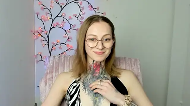 Snapshot of Esmi_Winter chatting on April 19, 2026, 6:10 pm Esmi Winter online show from April 19, 2026, 6:10 pm