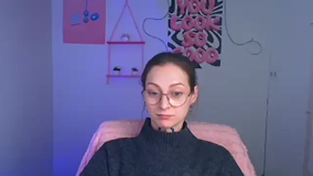 Snapshot of Esmi_Winter chatting on April 23, 2026, 11:42 am Esmi Winter online show from April 23, 2026, 11:42 am